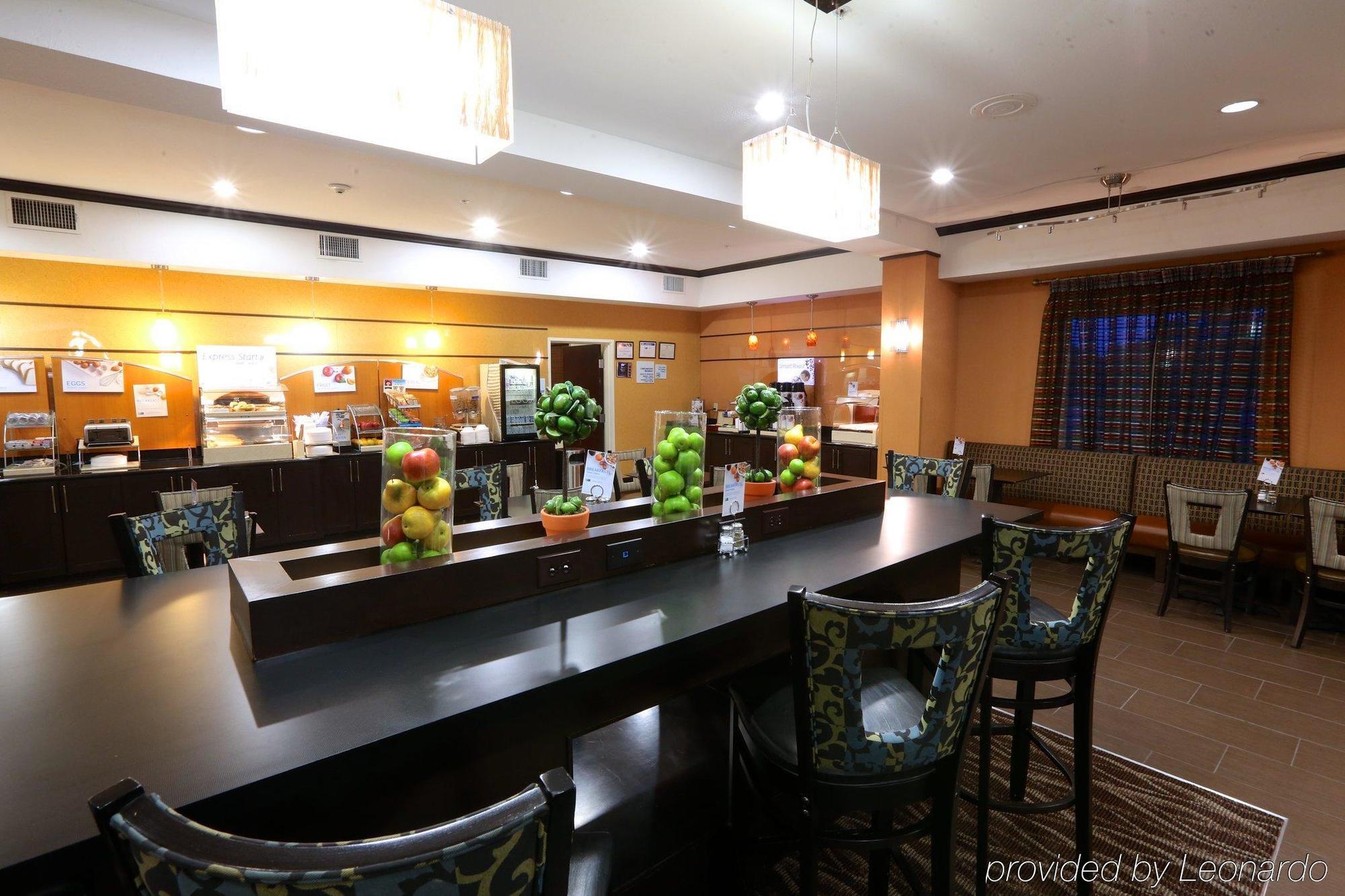Holiday Inn Express Hotel & Suites Dallas West By Ihg Bagian luar foto