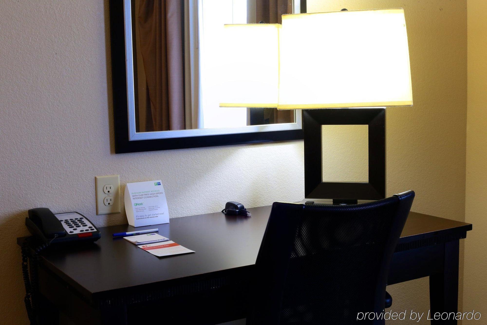 Holiday Inn Express Hotel & Suites Dallas West By Ihg Bagian luar foto