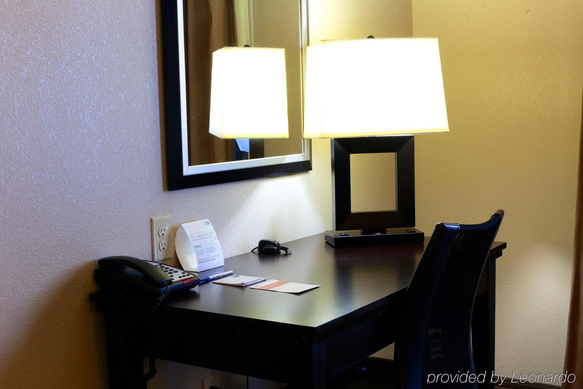 Holiday Inn Express Hotel & Suites Dallas West By Ihg Bagian luar foto